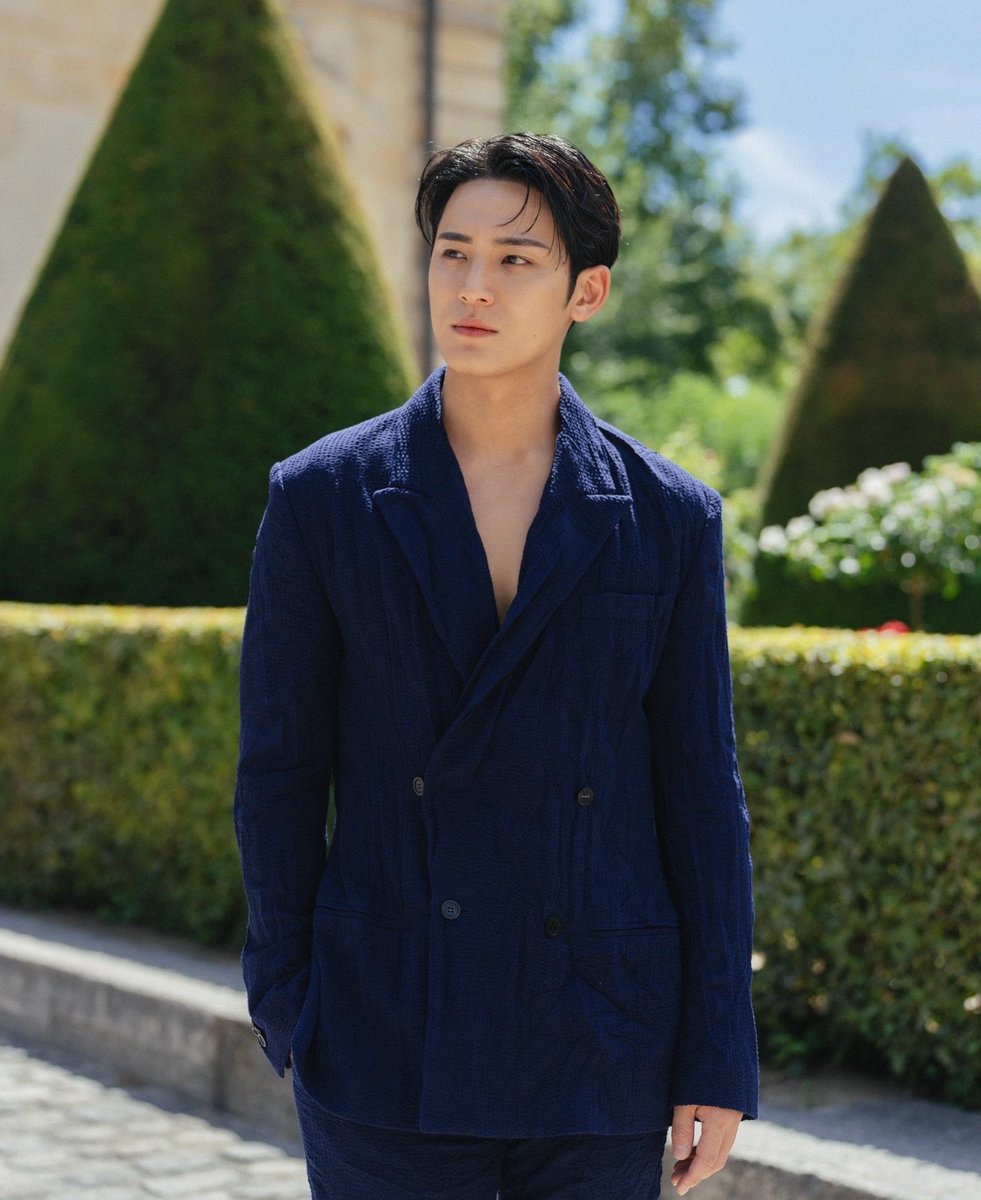yukiminkim_'s tweet photo. He’s a literal Korean Prince https://t.co/oRni0SW9WV