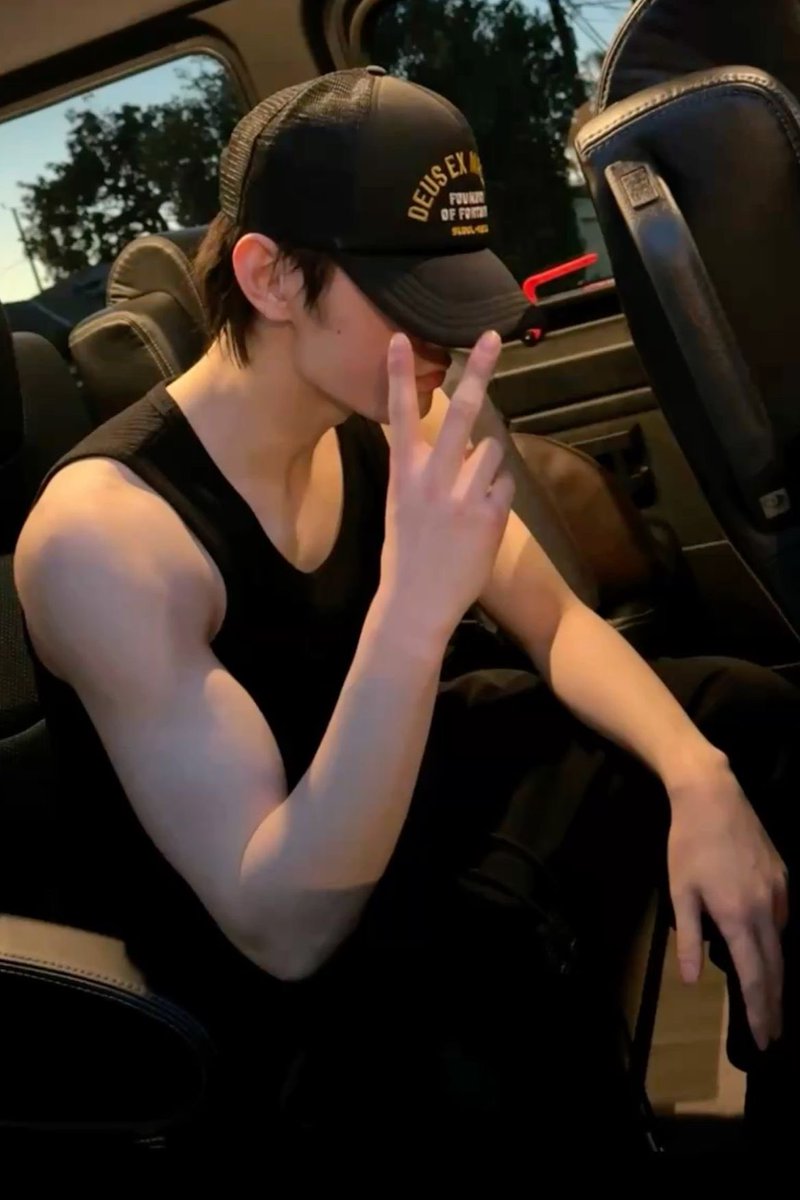 jnklcshn's tweet photo. strong alpha and his pretty omega, yes Iβm going crazy over this ship I will push it so much because itβs so fckin perfect https://t.co/OFXy6tHC0I