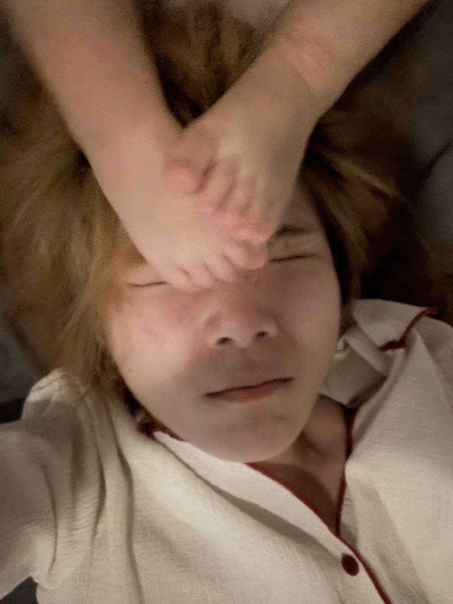 ririrism's tweet photo. これが我が家の寝かしつけの現実ですご覧下さい
誰だよトントンしたら寝るって言ったやつ出てこい😊 https://t.co/dUiwoLiKND