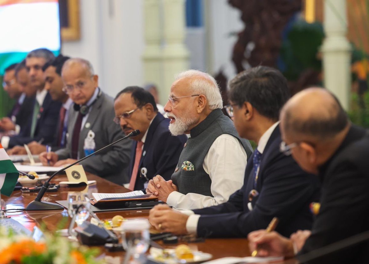 MEAIndia's tweet photo. Towards a stronger India-Indonesia ties!

PM @narendramodi held official talks with President @prabowo at Istana Merdeka, Jakarta. 

The leaders reviewed the full spectrum of India-Indonesia Comprehensive Strategic Partnership encompassing trade & investment, defence & security, maritime cooperation, energy, healthcare & pharma, space, critical minerals & rare earths,culture, tourism, and people-to-people exchanges. 

Both leaders also discussed issues of global and multilateral interest and reaffirmed their shared commitment to peace and prosperity in the Indo-Pacific. 

The two sides witnessed the exchange of several bilateral documents including maritime safety and security, space cooperation, defence, steel supply chain, rare earths, health, agriculture, science & technology among others.

These agreements will strengthen bilateral cooperation across key sectors and contribute to further deepening Comprehensive Strategic Partnership.

🇮🇳🇮🇩
#IndiaIndonesia
#MitraSelamanya