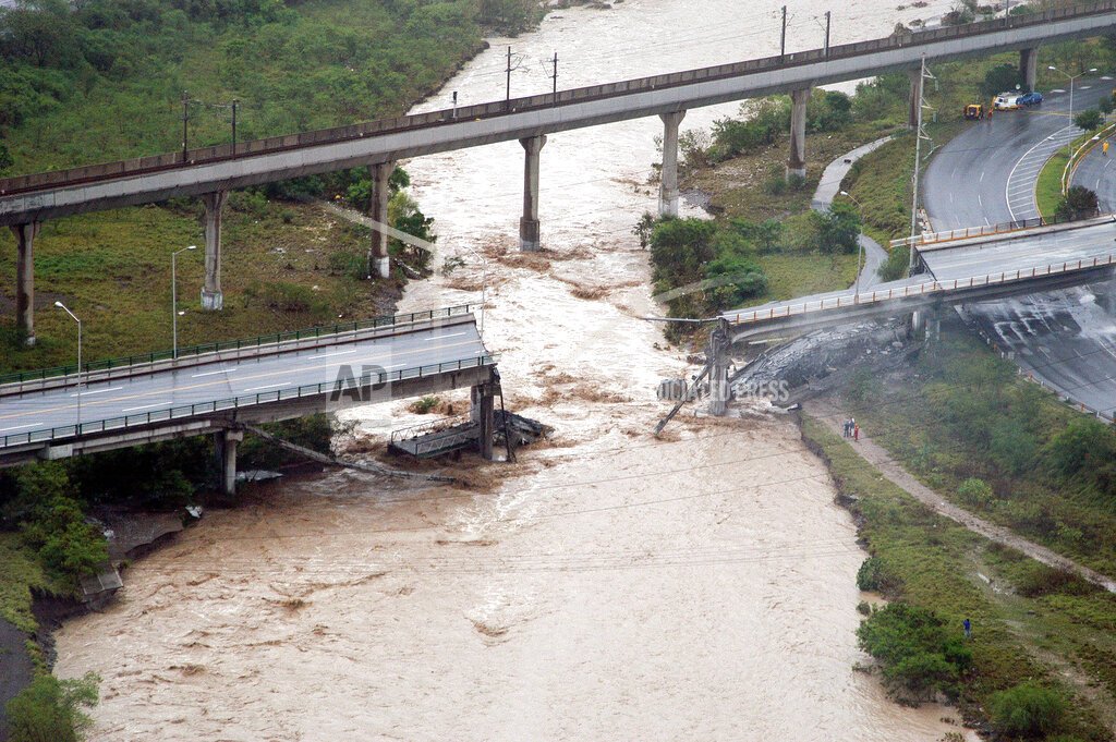 weather_history's tweet photo. July 20, 2005:

Hurricane Emily made a final landfall in northern Mexico as a Category 3. Storm surge destroyed most of Laguna Madre (a coastal fishing community), while heavy wind damage and inland flooding was reported around several other towns. No lives were lost.

#wxhistory https://t.co/I51IwHZVWl