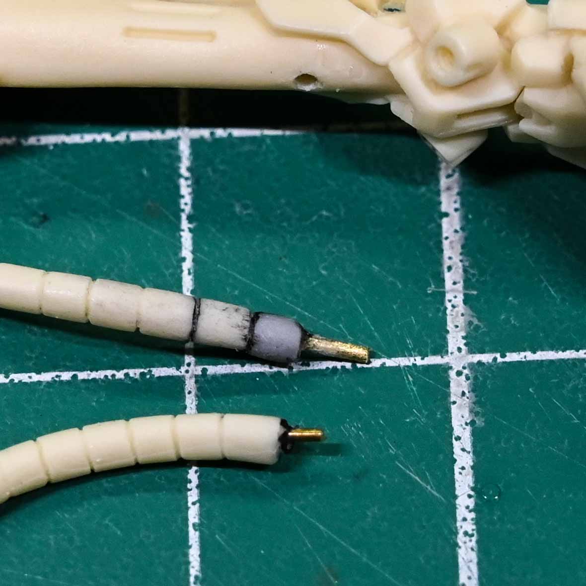 TAKEDASPEED's tweet photo. 黒ファントム仮組からバラして細部の調整
腕のエネルギーチューブが少し短いので円柱1個分追加
マジックで塗ってある部分はクリアランスがカツカツになる箇所で「多めに削っとけや」て目印
塗膜分厚くなるのでここで削っておかないと最後の組立て時に塗膜が剥がれかねない https://t.co/f7Nze4Jl7s