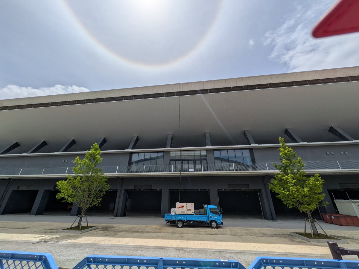 akanikuro's tweet photo. 金沢ゴースタ バックスタンド屋根の復旧工事  7/7(火)
タイトフレーム工事が終わりクレーンも撤収され、溶接工事がされています。
現場監督さんと名刺交換。このポストをいつも見ておられて、先週の作業予定表に下の文章を書いてくださったそうです。嬉し！
#金沢城北市民運動公園都市災害復旧工事 30 https://t.co/ioYVCoHMBn