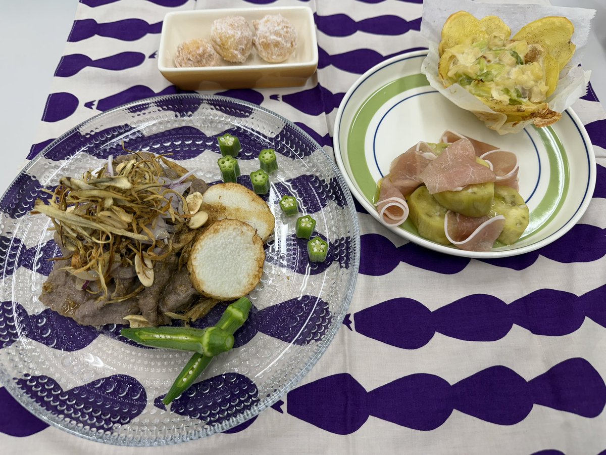 1994_kyon's tweet photo. おうちごはん

揚げごぼうの牛しゃぶ
なすの酒蒸し
じゃがいもグラタン
米粉の豆腐ドーナツ😋 https://t.co/4WDzkeMk7v