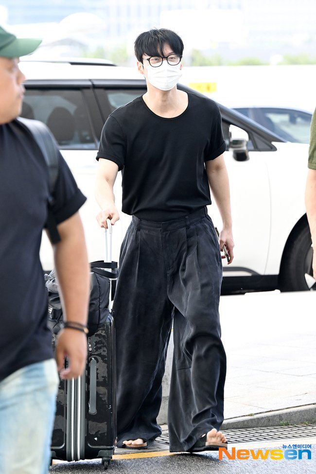 heowithsky13's tweet photo. he's giddy he's happy look at his toes swirling with happiness but THAT FREAKING DAMN IT waistline is killing me https://t.co/No0us2aPdV