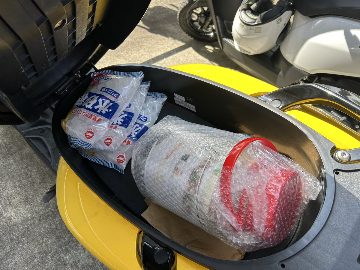 naocon_sendai's tweet photo. メットインバイクって素晴らしい
氷砂糖買って、5リットルの入れもの買って、ほかにもまだまだ入りそう
梅シロップつけまーす https://t.co/O20DKDd10d