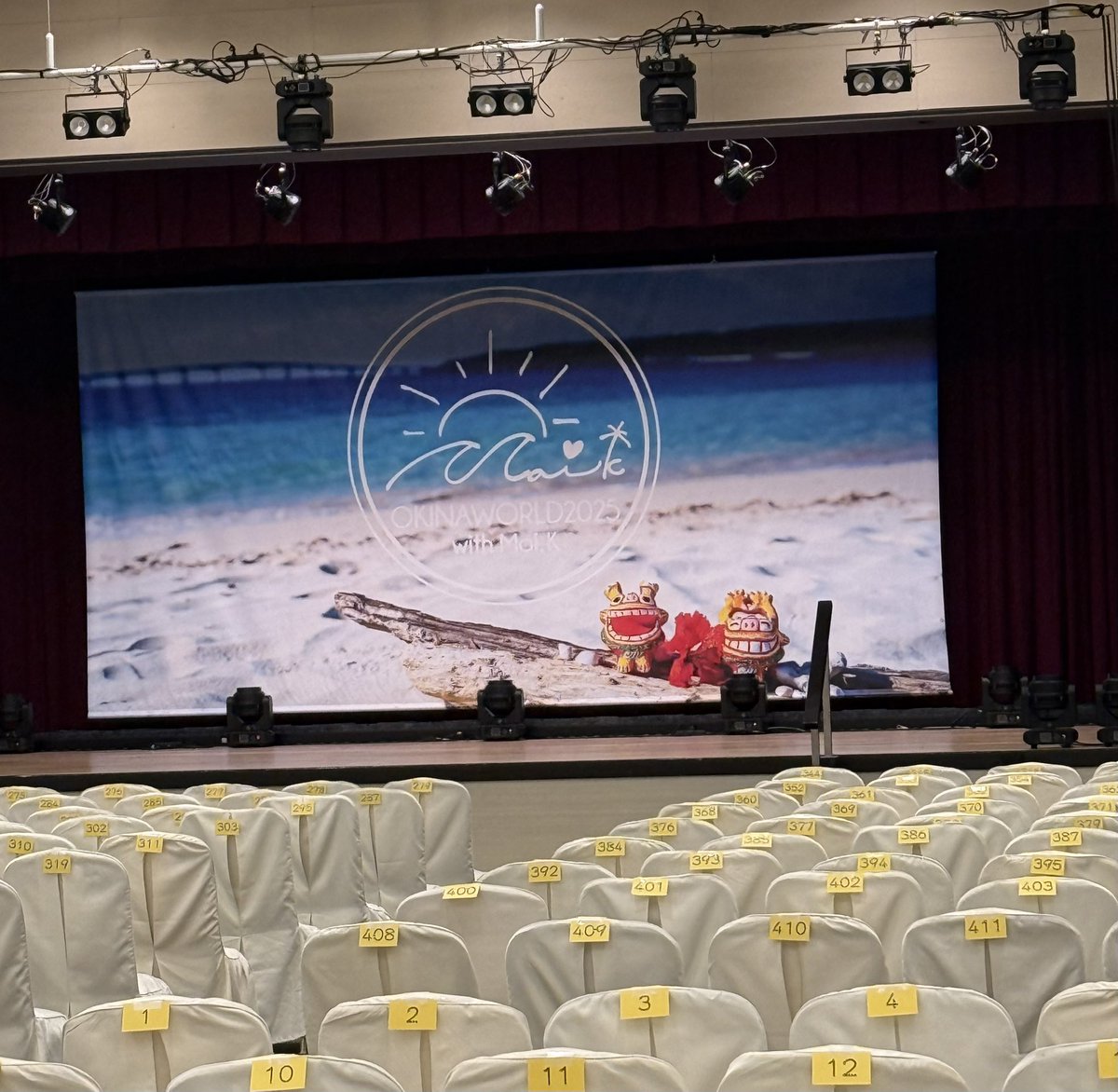 mai_k_staff's tweet photo. 去年の今頃はMai.KとFCイベントで沖縄にいましたね〜🌺毎日アイス食べていたのはここだけの秘密です。なんくるないさ〜♪ 

さて！本日７・7・７時にHPに新しい情報がアップしますのでどうぞお楽しみに‍💁‍♀️https://t.co/jVQA7ES0Ct

#倉木麻衣 #maikuraki https://t.co/Zab6eTceXQ