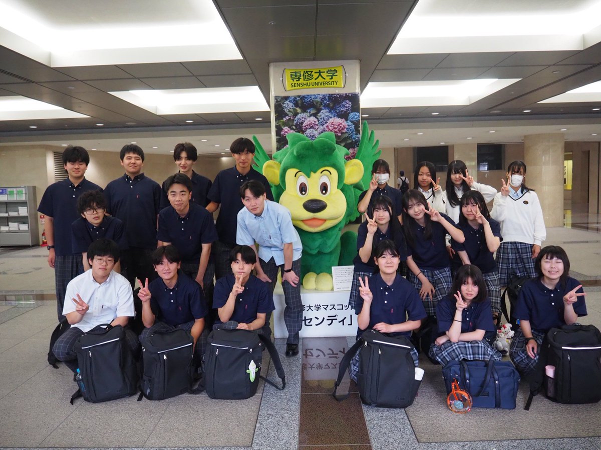 komyokoho's tweet photo. ⭐︎文理コース1学年⭐︎

本日は専修大学にて、キャンパスツアーでした。
学内施設の案内や大学概要についての説明をしていただき、生徒たちにとっては大学について具体的なイメージが湧く機会となりました✏️
昼食は大学の食堂でとりました🍜
進路について、今のうちからよく考えておきましょう。 https://t.co/Bw88E3Sw05