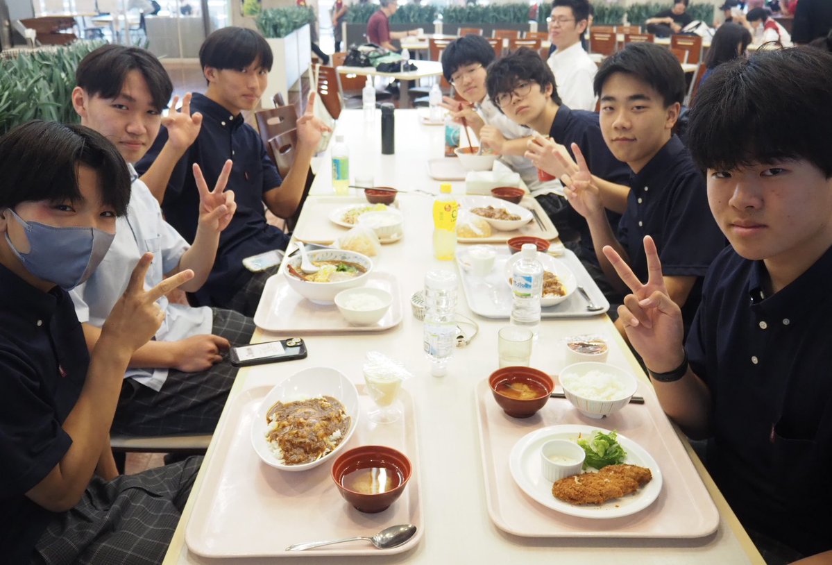 komyokoho's tweet photo. ⭐︎文理コース1学年⭐︎

本日は専修大学にて、キャンパスツアーでした。
学内施設の案内や大学概要についての説明をしていただき、生徒たちにとっては大学について具体的なイメージが湧く機会となりました✏️
昼食は大学の食堂でとりました🍜
進路について、今のうちからよく考えておきましょう。 https://t.co/Bw88E3Sw05