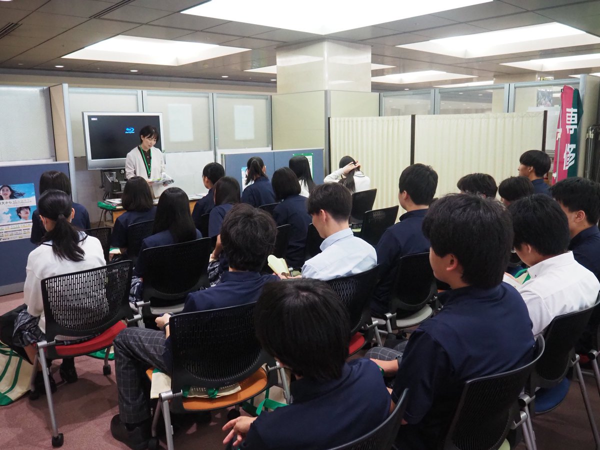 komyokoho's tweet photo. ⭐︎文理コース1学年⭐︎

本日は専修大学にて、キャンパスツアーでした。
学内施設の案内や大学概要についての説明をしていただき、生徒たちにとっては大学について具体的なイメージが湧く機会となりました✏️
昼食は大学の食堂でとりました🍜
進路について、今のうちからよく考えておきましょう。 https://t.co/Bw88E3Sw05