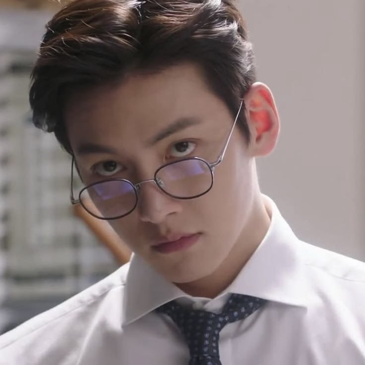 DaebiMama001's tweet photo. Male actors with glasses on are just so 🔥 https://t.co/wkJ22gd3b7