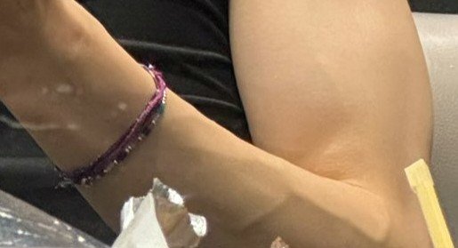 arnopilled's tweet photo. black haired hao and his moles, veins and delicate hands #blessed https://t.co/NLD8rJmI0n