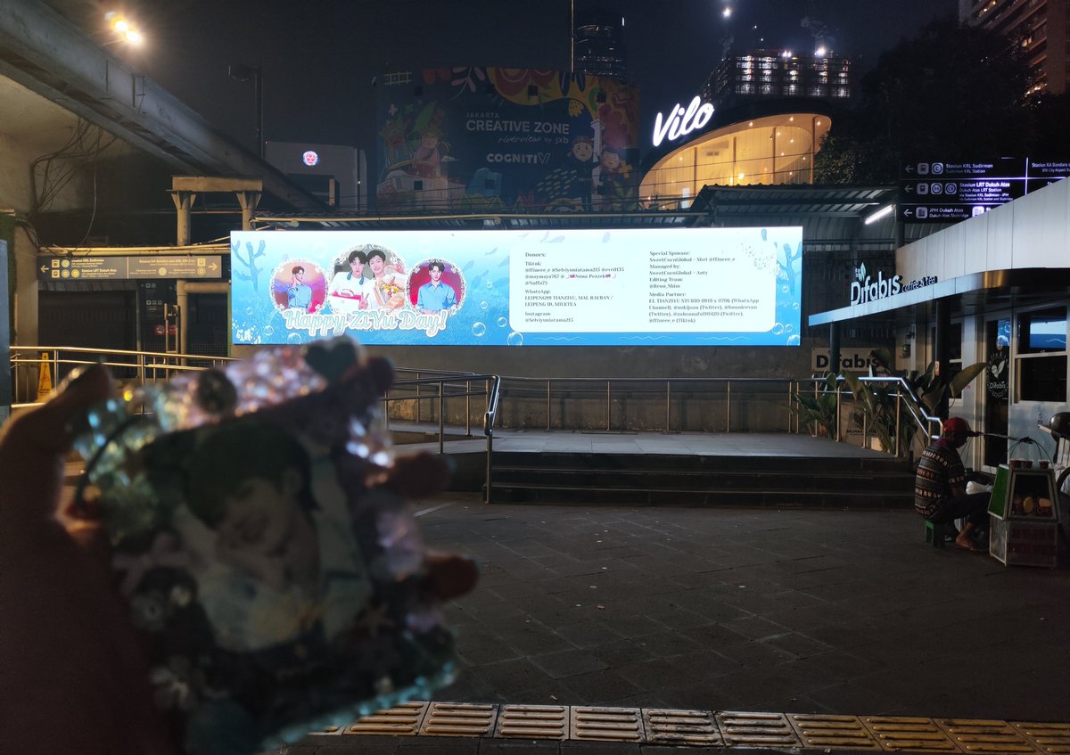 LoshiOishi's tweet photo. Thank you @TianZiyuEvent udah bikin LED buat ultah ziyu 😘 kemaren banyak ketemu yg sayang ziyu. Sampe jam 11 malem masih aja ada yg ga sengaja ketemu 🤣 https://t.co/PDb8AWBSeu