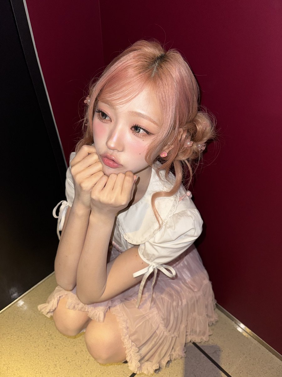 In1tella's tweet photo. 내 복숭아 누르지 마세요.......... 🫳🫳🫳🫳 https://t.co/An61ZmVXz6