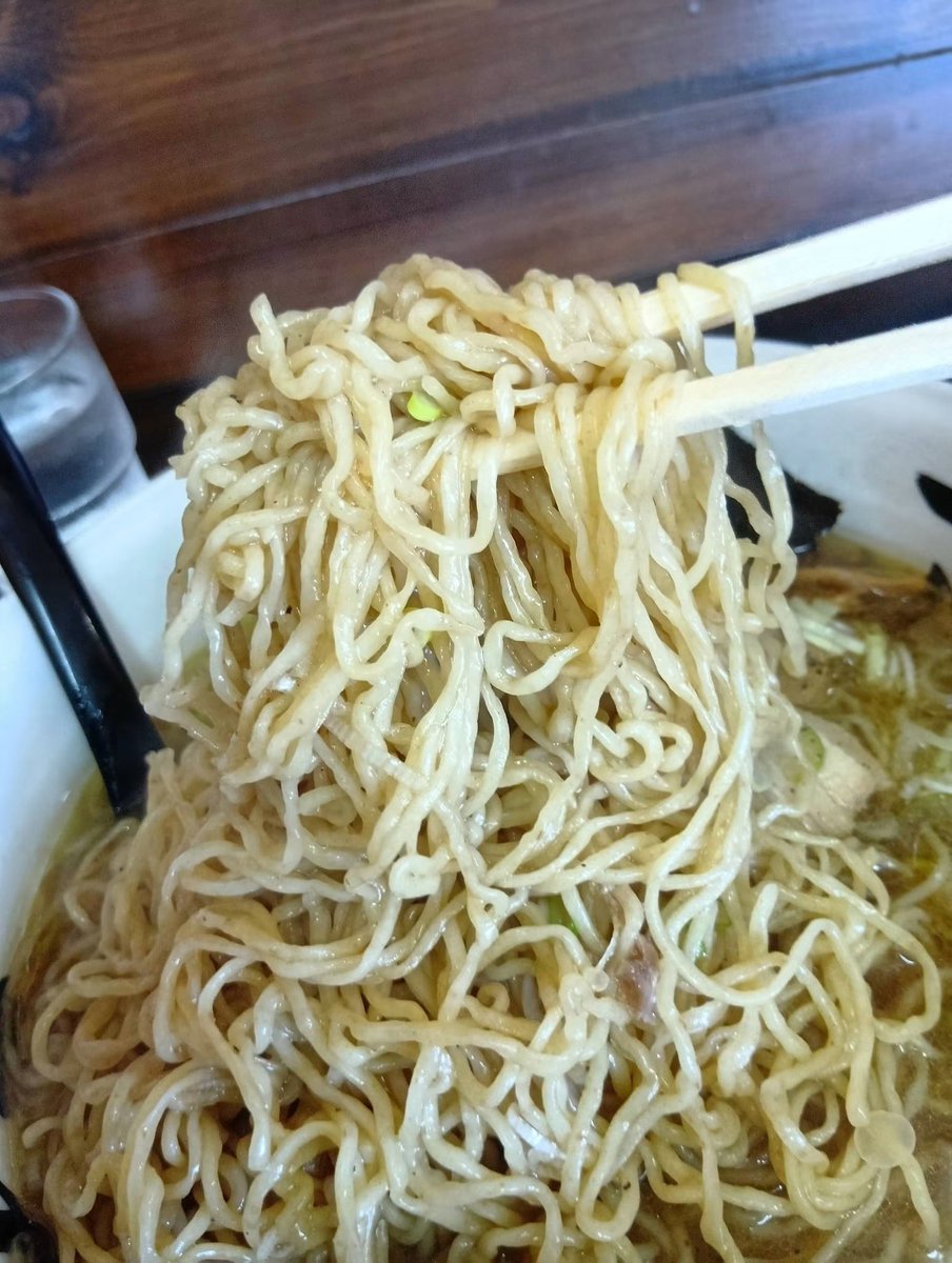 info_bsk's tweet photo. 7/7　火曜麺活は鶴岡市『麺工房太麺屋』さんへ😃
中華そば中盛脂っこく極細縮れ麺麺かため+半熟味玉・ねぎtp(^o^)v　¥1100
素麺並みの麺は喉越し良く、スープあっさりで麺との相性バッチリ✌

情報提供元:山形グルメマップ
https://t.co/FZW0GF5MWU https://t.co/rfSKJtzWcE