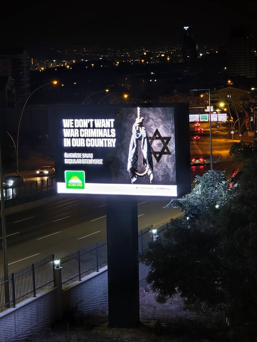 OdakTV1's tweet photo. HÜDA PAR, NATO heyetlerinin geçiş güzergahında olan parti binası bilboardlarını NATO ve Netanyahu’ya karşı görsellerle donattı:

"ÜLKEMİZDE SAVAŞ SUÇLULARINI İSTEMİYORUZ" https://t.co/EuAP3gdxfa