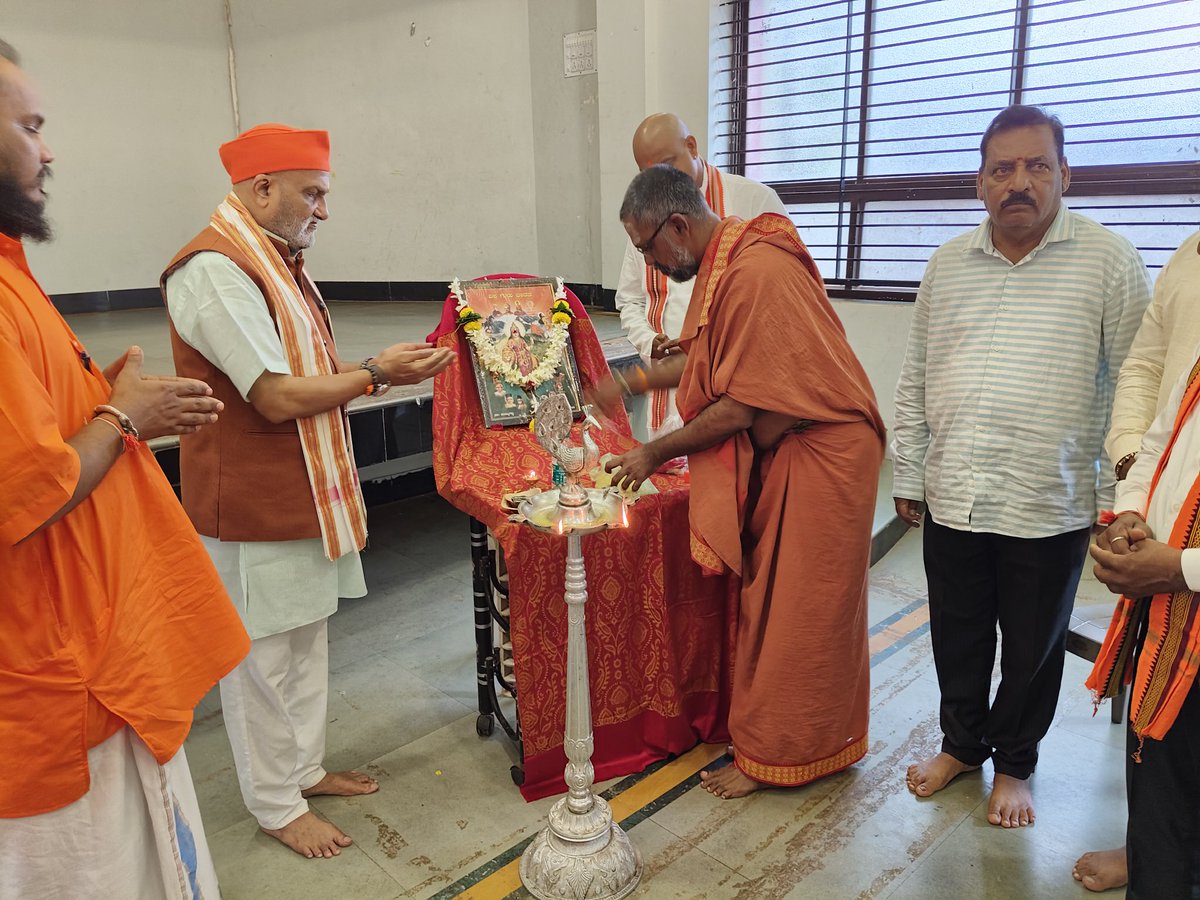 PramodMuta39880's tweet photo. ಶ್ರೀರಾಮ ಸೇನಾ ಕರ್ನಾಟಕ ರಾಜ್ಯ ದಕ್ಷಿಣ ಹಾಗೂ ಉತ್ತರ ಪ್ರಾಂತ್ಯಗಳ ಭೈಠಕ್ ಯಶಸ್ವಿಯಾಗಿ ಸಂಪನ್ನ.
ನಿನ್ನೆ ನಡೆದ ಶ್ರೀರಾಮ ಸೇನಾ ಕರ್ನಾಟಕ ರಾಜ್ಯದ ದಕ್ಷಿಣ ಹಾಗೂ ಉತ್ತರ ಪ್ರಾಂತ್ಯಗಳ ಭೈಠಕ್ನಲ್ಲಿ ಸಂಘಟನೆಯ ಮುಂದಿನ ಕಾರ್ಯತಂತ್ರಗಳ ಕುರಿತು ಸುದೀರ್ಘ ಚರ್ಚೆ ನಡೆಯಿತು.
#karnatak #HinduUnity
#PramodMutalik #rss #श्रीरामसेना https://t.co/vGcwPzTZKR