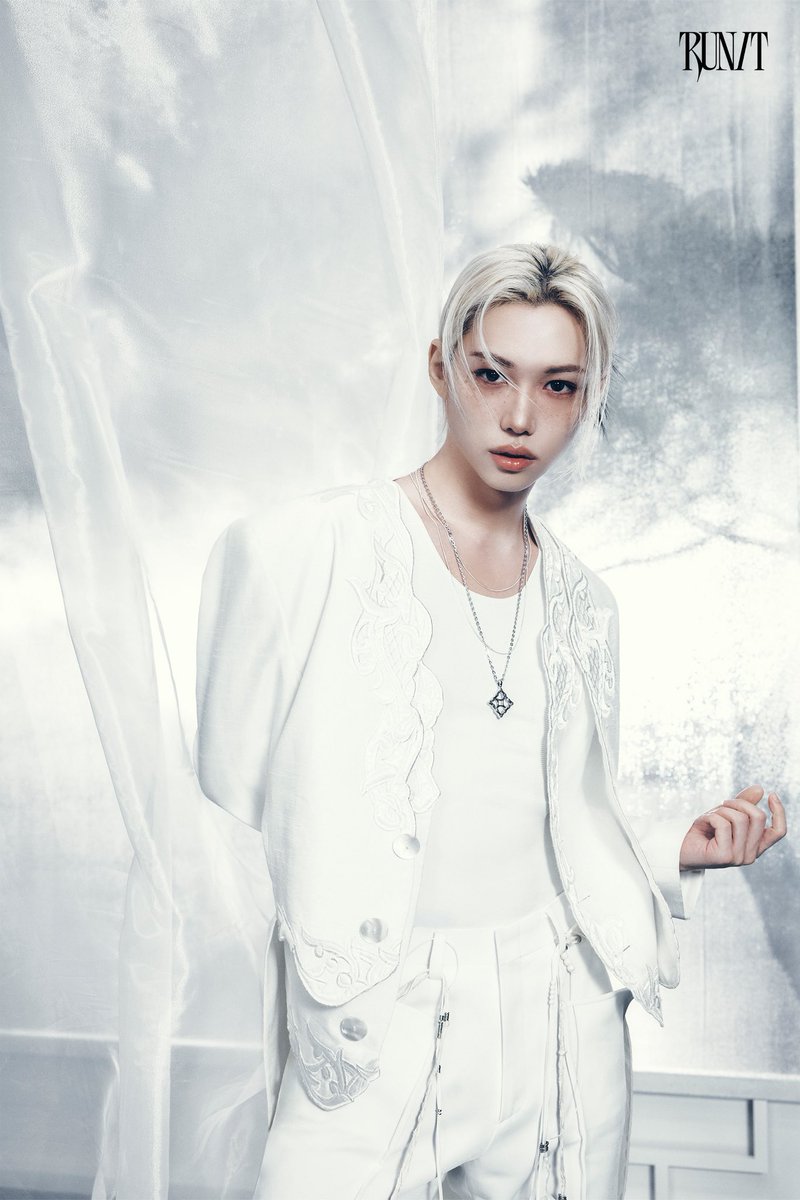 FLXCentral's tweet photo. Stunning #FELIX for Stray Kids World Tour <RUN IT SEOUL>
OFFICIAL MERCH TEASER IMAGES

#필릭스 #StrayKids https://t.co/ngWQbRMTon