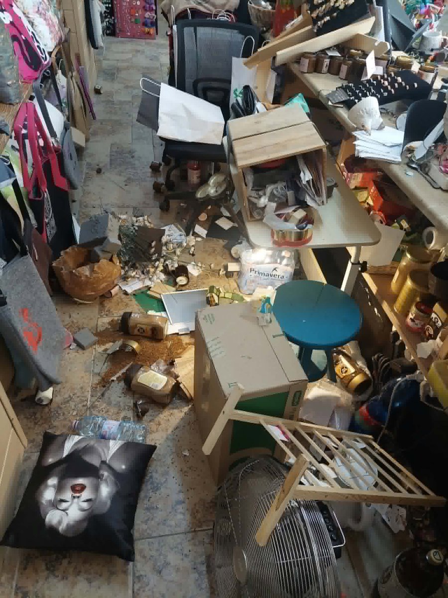 ZespolBrauna's tweet photo. 4 lipca ulicami Warszawy przeszedł "Marsz Wołyński", organizowany przez okołokamrackie i gaśnicowe prorosyjskie środowiska 🇷🇺 🧯

Na jednym z nagrań udostępnionych przez gaśniczaków w sieci widoczna jest pracownica galerii handmade Las Rąk, znajdującej się na trasie marszu

Kobieta, sprzeciwiając się antyukraińskim hasłom, wyszła przed lokal i pokazała prorosyjskim demonstrantom dwa kciuki w dół 👎👎 - tyle, żadne fakersy, bez żadnych krzyków, dwa kciuki dezaprobaty

I tyle wystarczyło, by skarpetosceptyczne środowiska wydały na nie wyrok i zorganizowały nagonkę na galerię

Las Rąk dosłownie zalała fala nienawistnych komentarzy i negatywnych ocen, lokal na Google Maps jest fałszywie oznaczony jako trwale zamknięty ⛔️

Wczoraj ktoś napadł na kobiety i zdemolował galerię, zniszczono dużą ilość rękodzieł ❗️

@MKierwinski tak się właśnie kończy ciche przyzwalanie na szczucie i kacapski faszyzm, tak się kończy przymykanie oczu na występki antypolskich świń i promowanie antyukraińskiej i prorosyjskiej propagandy, byleby tylko wam słupki nie spadły 🫠

Nie pytam już nawet szyderczo kiedy wreszcie zaczniecie coś z tym robić i czy czekacie aż kogoś te antypolskie środowiska zabiją, bo wiem że nawet wtedy chuja zrobicie 👍

Gdyby ktoś chciał wesprzeć kobiety, powstała zbiórka na odbudowę lokalu - nadwyżka zostanie przekazana na fundację wspierającą relokacje osób uciekających z okupowanej Ukrainy 🙏

https://t.co/vfxM7MZeTz 👈

Proszę o szerokie #RT