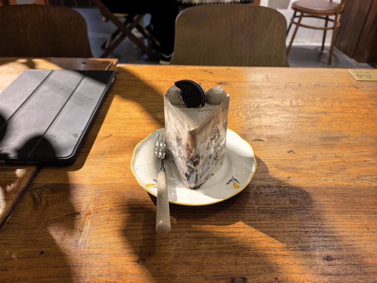 Under_r10d's tweet photo. 陽の光がテーブルの上に落ちて、スイーツにも一層の優しさが加わる。 https://t.co/mged7kqnrR