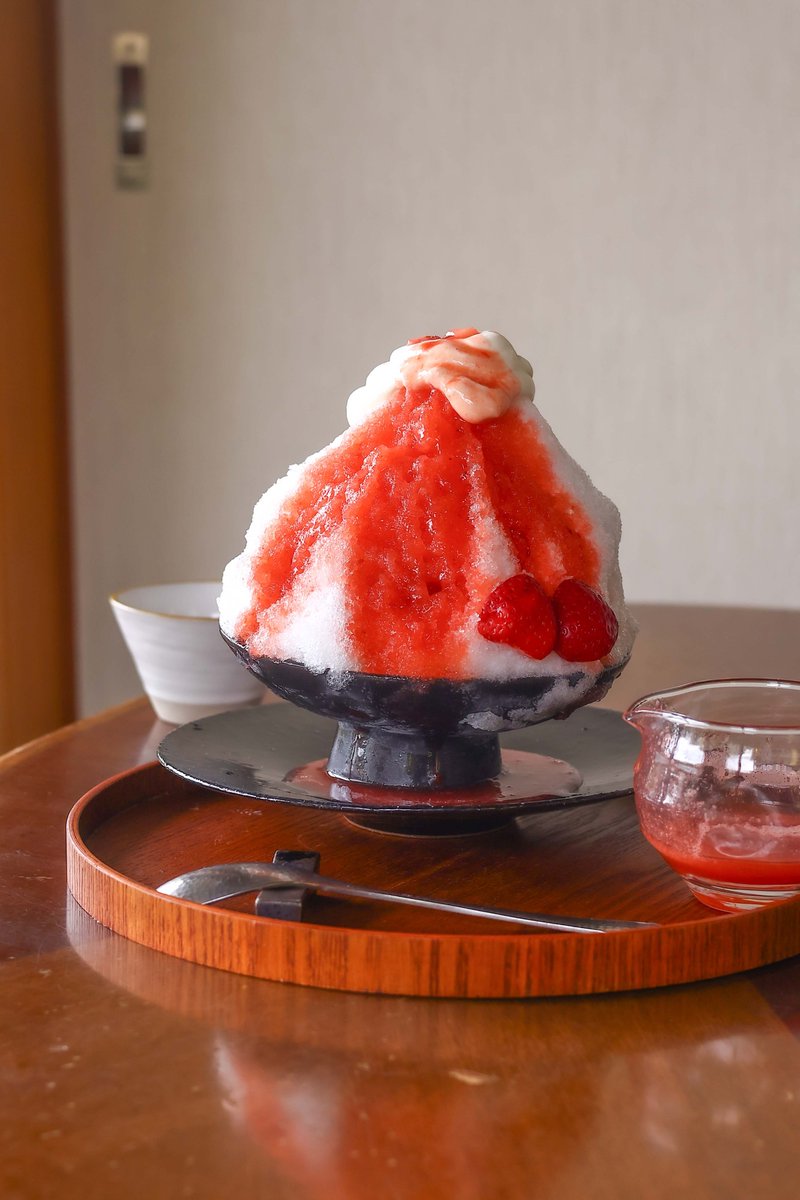 chocolatRip's tweet photo. ふわふわに削った真っ白な氷。
そのまま味わえば、雪のようにすっとほどけていく口どけ。

お客様ご自身で特製シロップをゆっくりとかけて。
色づいていく瞬間も、このかき氷のおいしさのひとつです。

ショコラリパブリック　六甲サロン限定 https://t.co/4wPiGn5isV