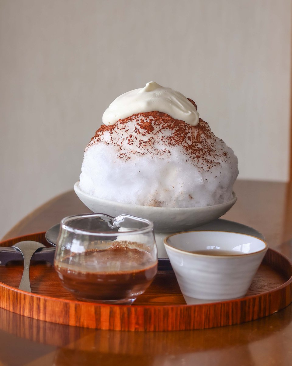 chocolatRip's tweet photo. ふわふわに削った真っ白な氷。
そのまま味わえば、雪のようにすっとほどけていく口どけ。

お客様ご自身で特製シロップをゆっくりとかけて。
色づいていく瞬間も、このかき氷のおいしさのひとつです。

ショコラリパブリック　六甲サロン限定 https://t.co/4wPiGn5isV