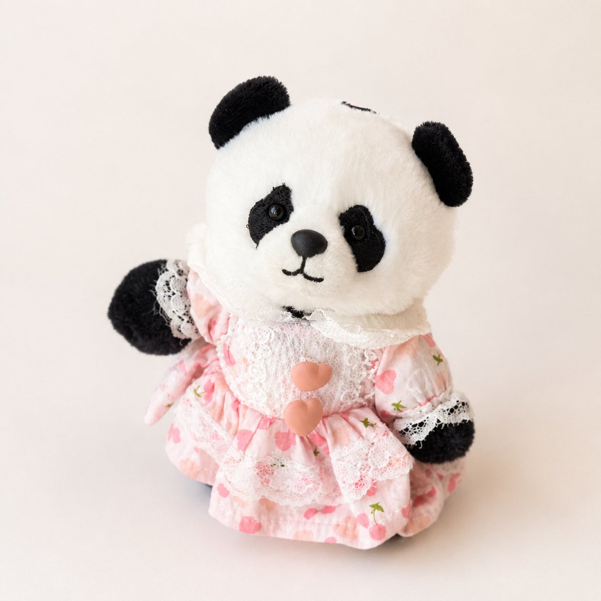 PP_staff00's tweet photo. 中国のパンダ基地「哈啰潘达（ハローパンダ）」から、シャンシャンの9歳を記念して発売された特別なマスコットが、なんと巣鴨店に入荷いたしました！コロンとした愛らしい姿で、現地でも大人気の貴重なアイテムです。皆さまのご来店を心よりお待ちしております。
#シャンシャン #香香 https://t.co/YQseYUIqkK