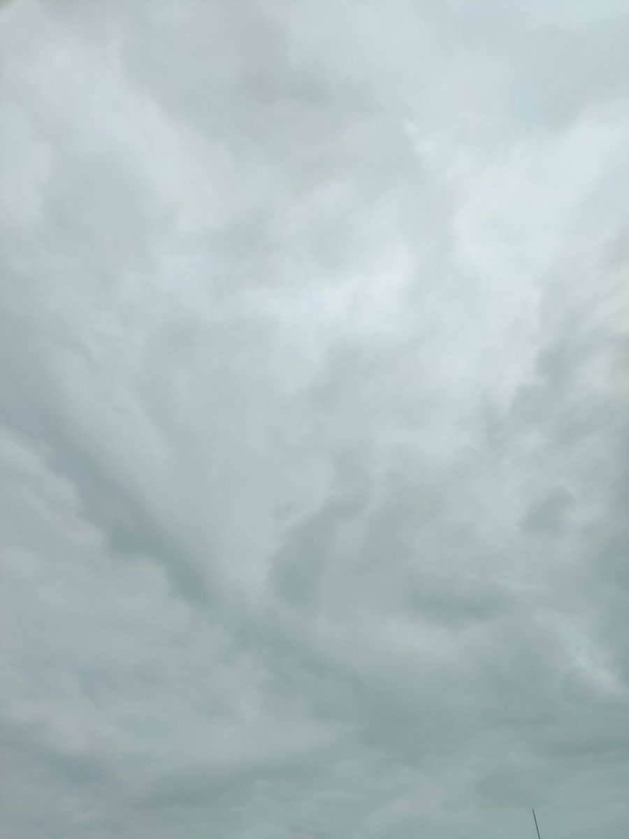 adomo_t's tweet photo. こんにちは！
戸越銀座は曇🌂
気温は低め
雨がときどき降ったり
不安定な空
人通りは少なめ
夕方になれば増えるかな？

昨日今日は段取りの悪さMAX
二度手間三度手間😞
切り替えてこ🤪
よい夕べを✨
#イマソラ https://t.co/wfMofLoFHE