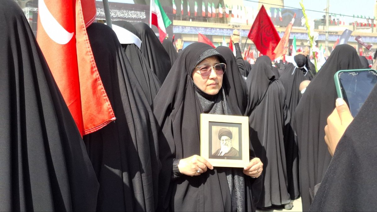 HashemiTahere's tweet photo. عکس اقا در دستش بود 
در چشمانش بعض بود 
اما ایستاده بود
چون میدانست برای انتقام خون اقایمان
باید مشت ها گره کنیم
و استوار بمانیم....
#باید_برخاست
#کشور_دوست https://t.co/LKraph5St2