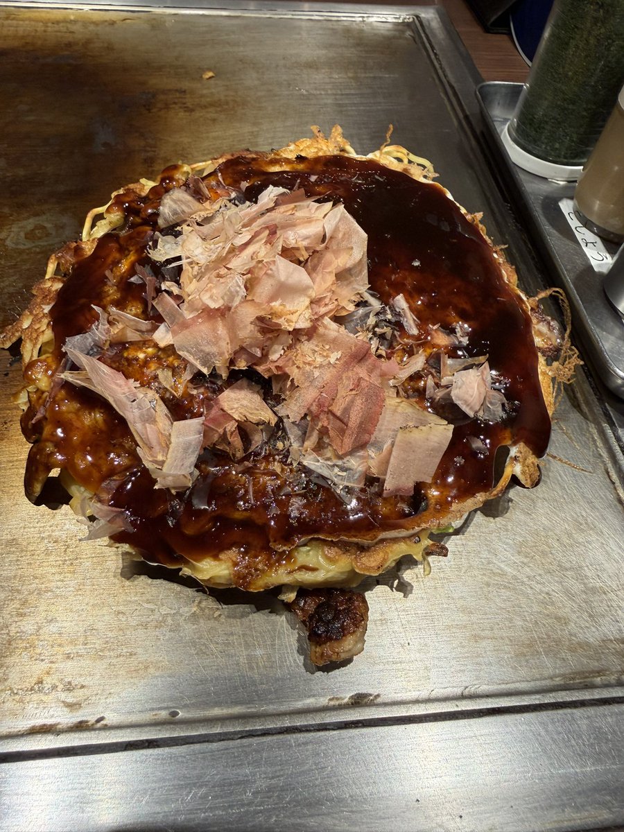 kawolun's tweet photo. 今日の昼飯は
日替わりモダン焼き、ミニカレーセット
中身は豚イカチーズ

イカは美味いよね！
お好み焼きだけどマヨかけてその上に七味振って食べるのも美味い！ https://t.co/LsLjfO4QyP