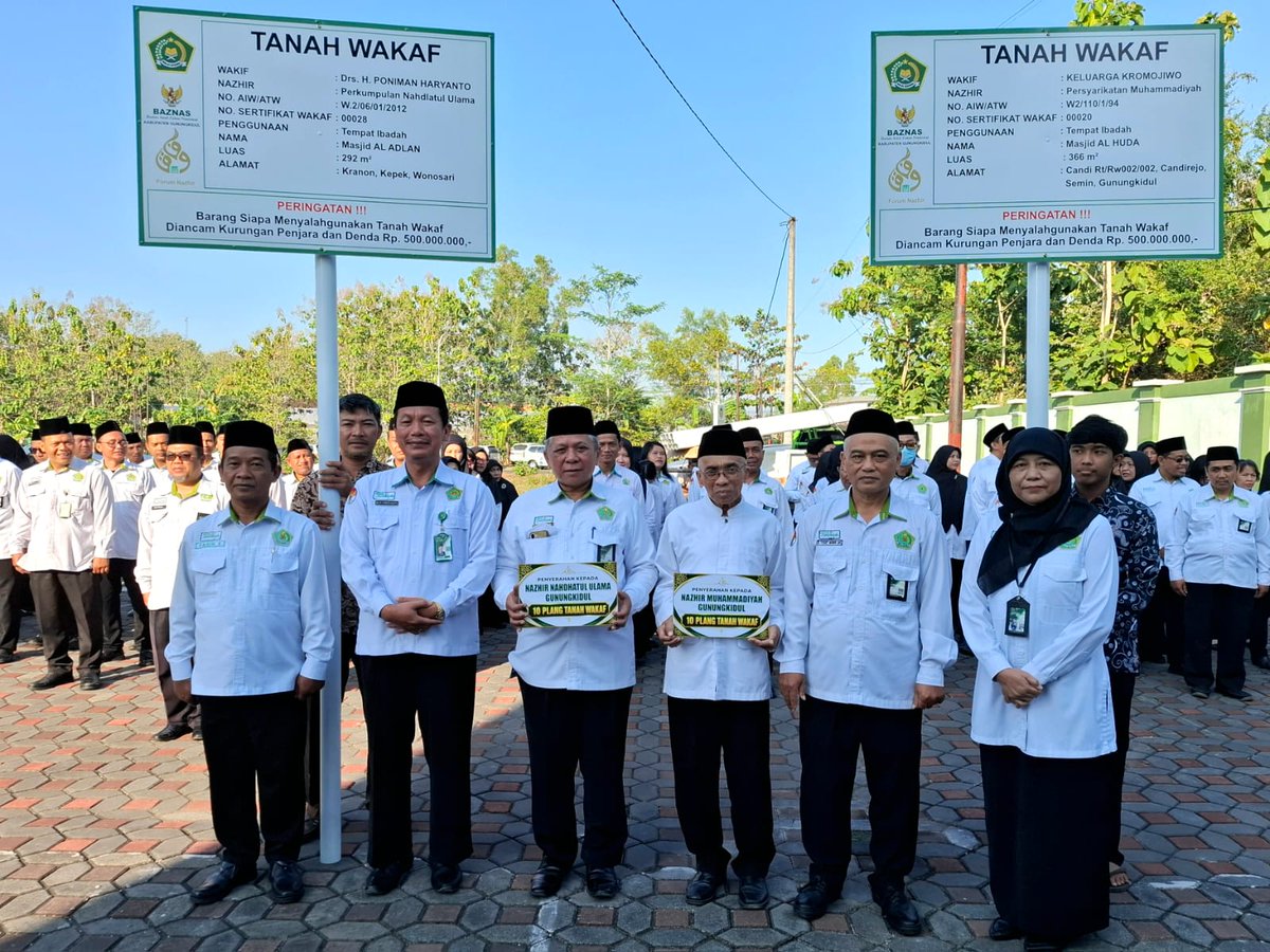 kemenaggk's tweet photo. Kepala Kantor Kementerian Agama Kabupaten Gunungkidul Dr. H. Mukotip https://t.co/Bcf3ouPRnY M.Pd.I menyerahkan simbolis plangisasi tanah wakaf kepada perwakilan nazhir Nahdlatul Ulama dan Muhammadiyah, Senin (6/7/2026).

Selengkapnya di https://t.co/5DvuNkYVV6 https://t.co/8xmhlP1ls6