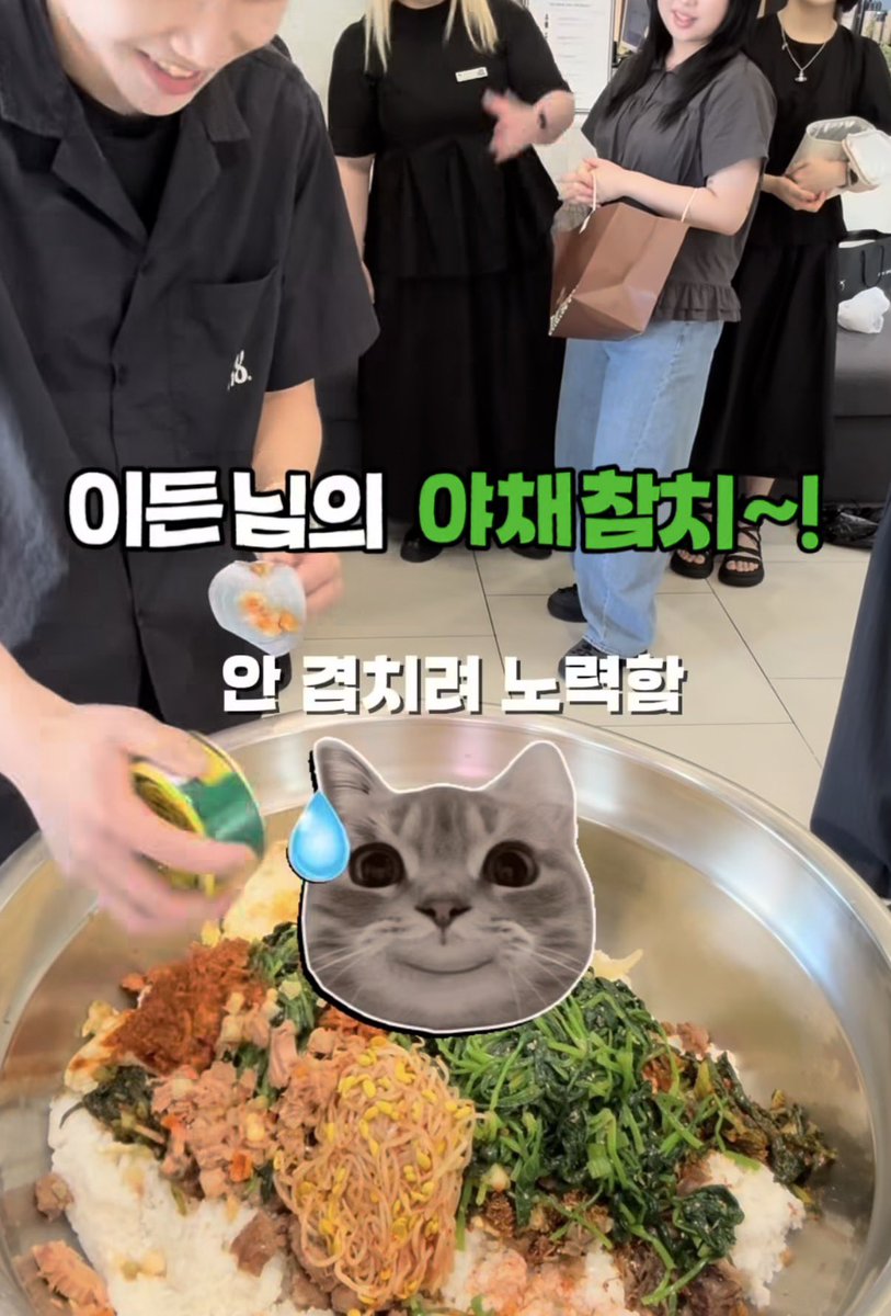 kyubalnom's tweet photo. 미용실에서 랜덤비빔밥 만들어먹는 릴스
여자들 계후, 나물, 고기 가져왔는데
이 남자새끼 두명만 고추참치, 야채참치 가져온거
진심 빠따마렵다 https://t.co/0q3bsIvIz5