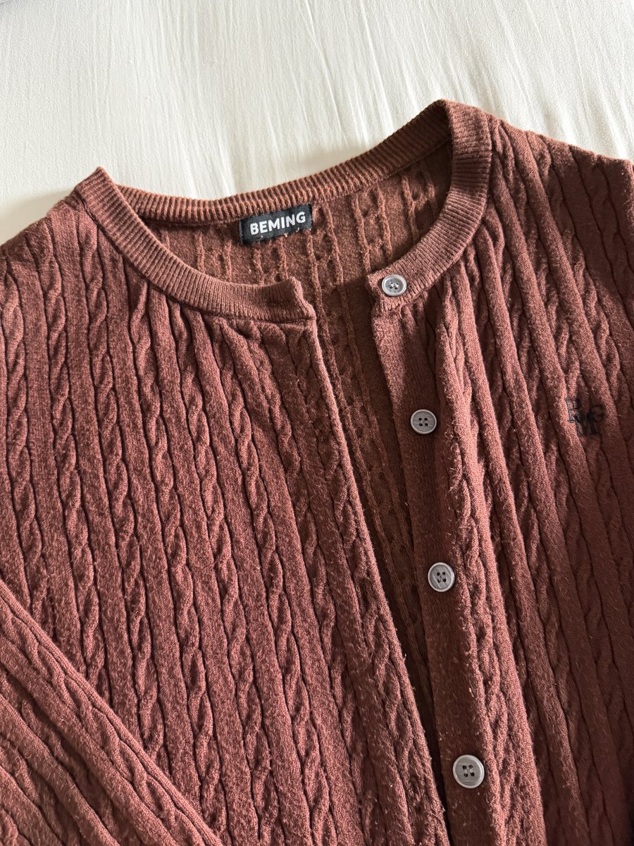_ddandelions's tweet photo. Cardigan Beming 🤎

size M 

price 150.- ( from 450.-)

#ส่งต่อเสื้อผ้า #ส่งต่อเสื้อผ้ามือสอง #โล๊ะตู้
#ส่งต่อbeming #beming https://t.co/kHSIV3zDB1