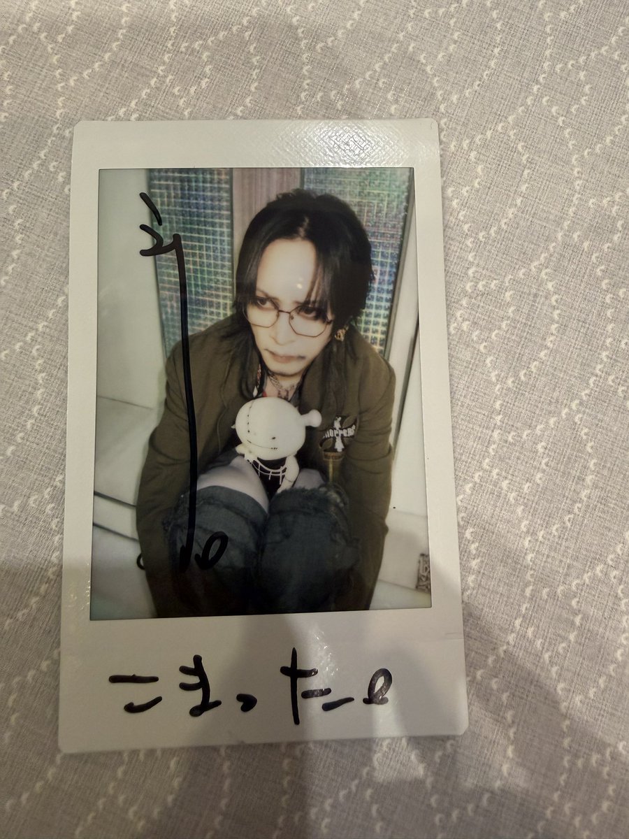 hanachang23's tweet photo. @dffy_crown 検索より失礼致します。初めまして。本日の海さんのサイン入りチェキを所持しているのですが、Yuhさんのサイン入りと交換していただくことは可能でしょうか？ご検討よろしくお願いいたします。 https://t.co/X9mpzi85v6