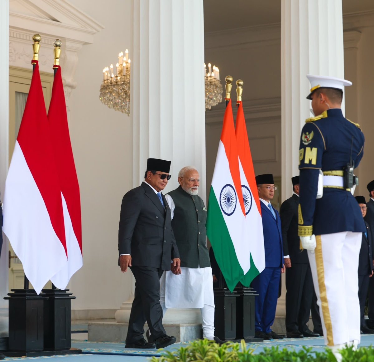 HetavPatelBJP's tweet photo. PM Shri @NarendraModi Ji received a warm welcome at the Istana Merdeka. 🇮🇳🤝🇮🇩 https://t.co/fgwcQkrxFk