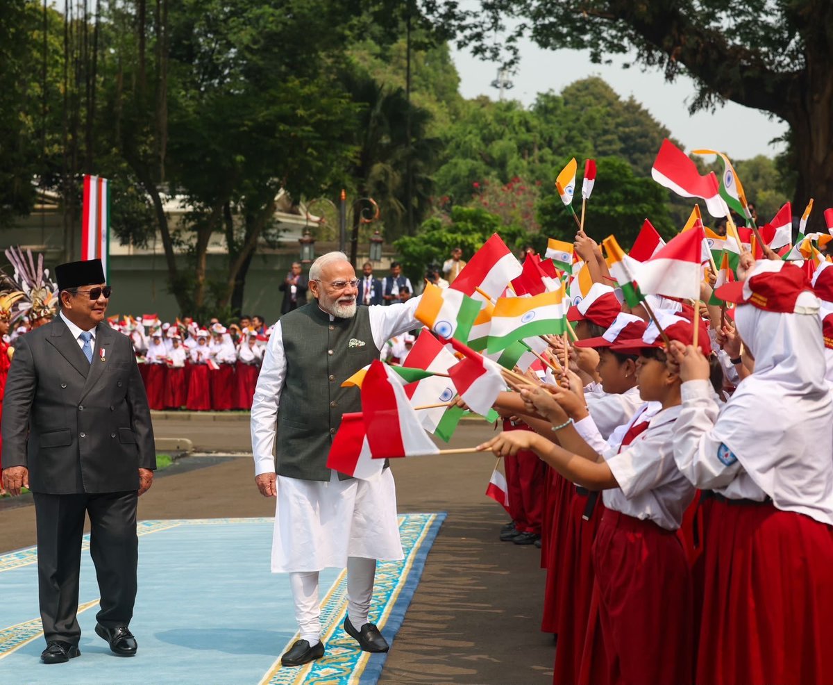 HetavPatelBJP's tweet photo. PM Shri @NarendraModi Ji received a warm welcome at the Istana Merdeka. 🇮🇳🤝🇮🇩 https://t.co/fgwcQkrxFk