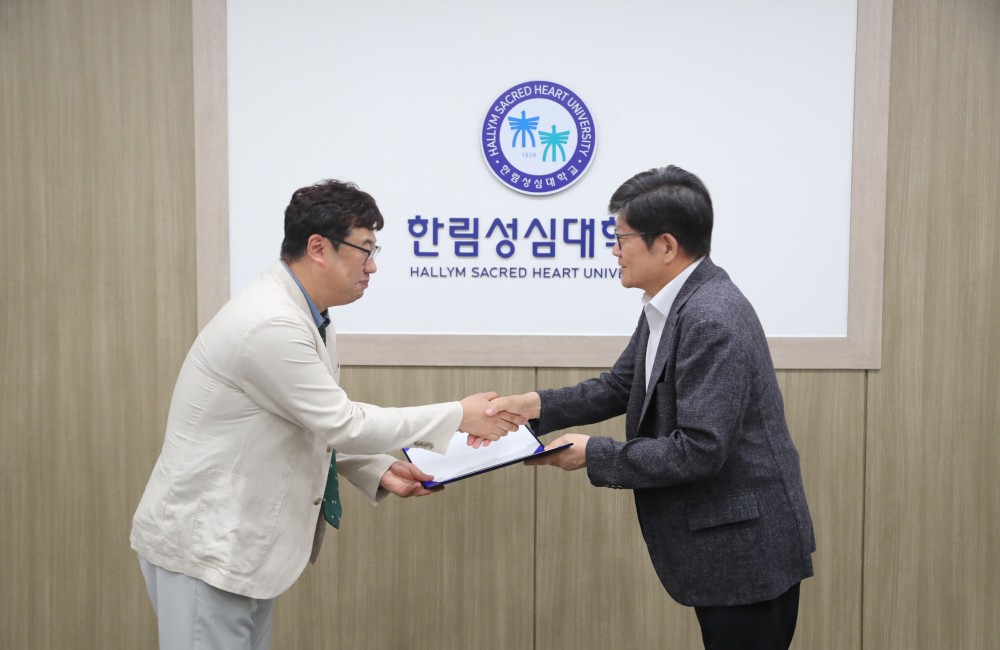 hspu's tweet photo. 안녕하세요. 한림성심대학교 입니다.

<교원 임명장 수여>

2026년 7월 7일(화) 오전 10시, 국제회의실에서 교원 임명장 수여식을 진행하였습니다.

1. 보직 임명
- AID지원사업단장 : 간호학과 강현임 교수
- AID지원사업부단장 : 방사선과 한용수 교수 https://t.co/VKsVoO3uEF