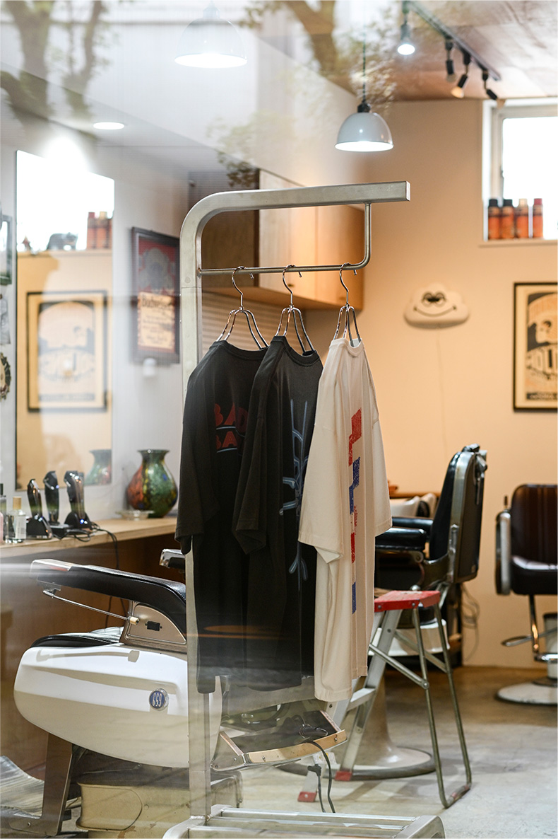 behind_25's tweet photo. #俺たちバッドバーバーズ × Behind the Scenes®︎ オフィシャルコラボレーションTシャツを、実際の理容室で撮影💈✂️

作品の舞台と重なる空気の中で撮影したイメージビジュアルをブログで公開中📝ぜひご覧ください。
🔗 https://t.co/h6whbFEVDT

#オレババ
#中島歩 #草川拓弥
@tx_badbarbers https://t.co/Qwzv6HVGPI