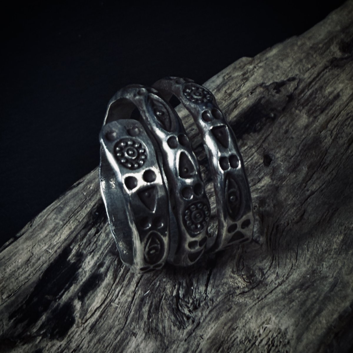 Orbit8_jp's tweet photo. Spiral Stamped Ring
カレンシルバー リング
一本の帯をゆるやかに巻き重ねたような
スパイラル形状のリング
三連のような立体感と
刻印の陰影が手元に存在感を添えてくれます
商品ページはリプ欄へ
#Orbit8 #カレンシルバー #シルバーリング #リング https://t.co/f6bneQRV4g