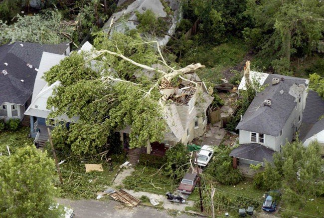weather_history's tweet photo. July 22, 2003:

A powerful derecho swept through parts of the Southern US. Substantial damage occurred in Memphis, Tennessee, where wind gusts over 100 mph downed countless trees and knocked out power to several hundred thousand homes. Seven people were killed.

#wxhistory https://t.co/FVXpV3o1em