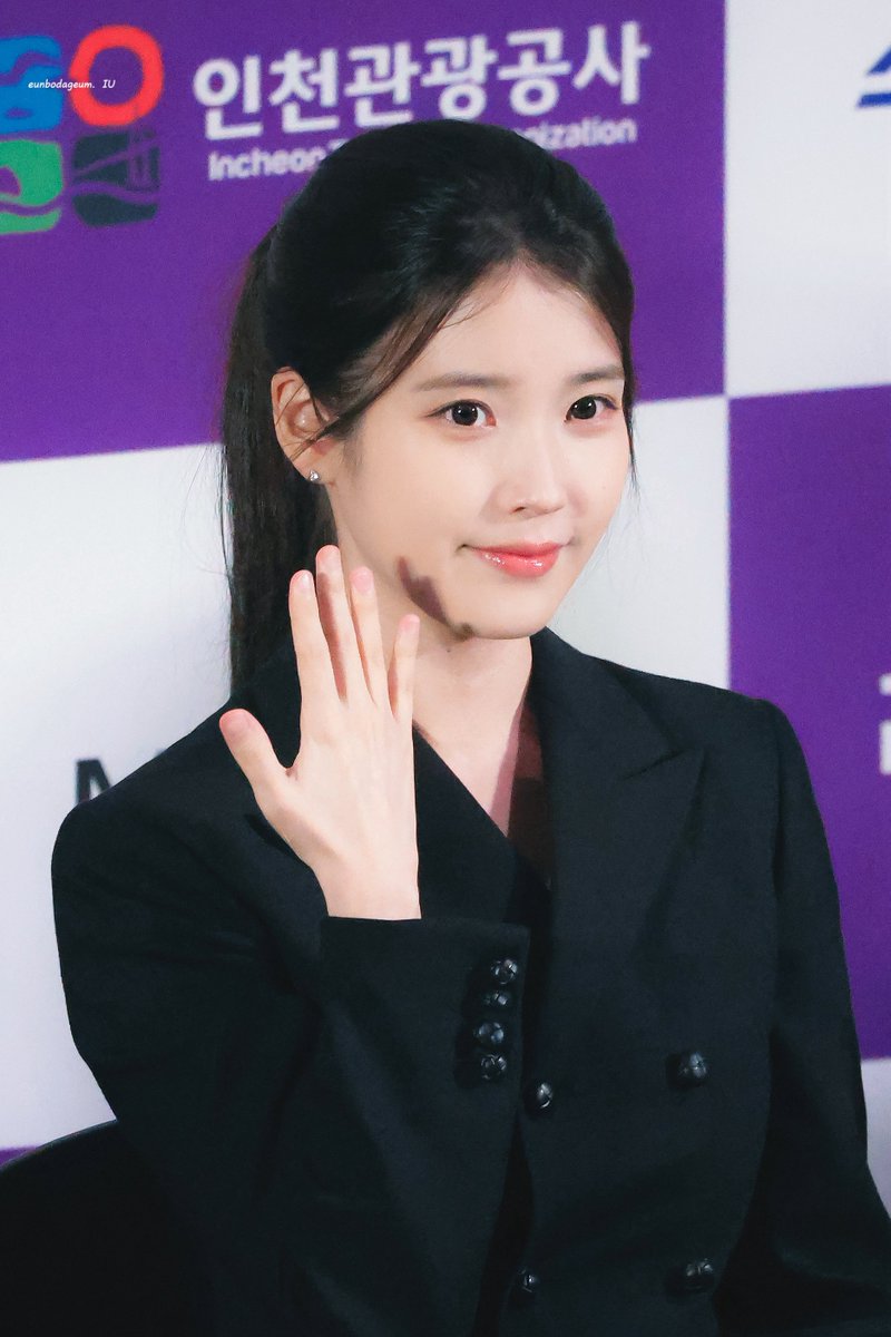 dlwlrma_08918's tweet photo. 260707 청룡시리즈어워즈 핸드프린팅 #아이유 #IU

아이유 손 깜찌기인 거 모두가 알게 해주세요 징멘💜💜💜💜🙏🙏🙏🙏 https://t.co/izEhOfRPMz