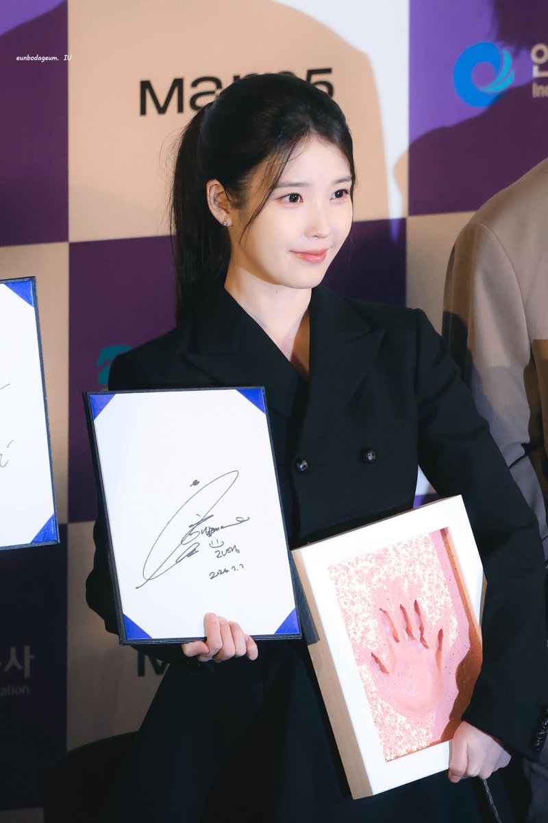 dlwlrma_08918's tweet photo. 260707 청룡시리즈어워즈 핸드프린팅 #아이유 #IU

아이유 손 깜찌기인 거 모두가 알게 해주세요 징멘💜💜💜💜🙏🙏🙏🙏 https://t.co/izEhOfRPMz