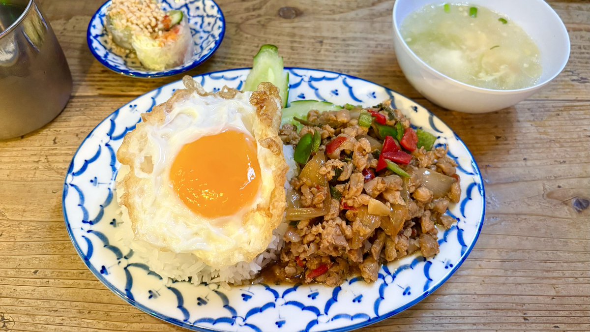 minerva_sound's tweet photo. 7月7日。
スタジオの合間、東銀座のタイ料理屋でランチです。滅多に食べないジャンルなので新鮮だったし、何よりガパオライスがめちゃくちゃ美味しかったよ。タイ米の歯応えはクセになるよね☺️ https://t.co/G3tuoZMHZC