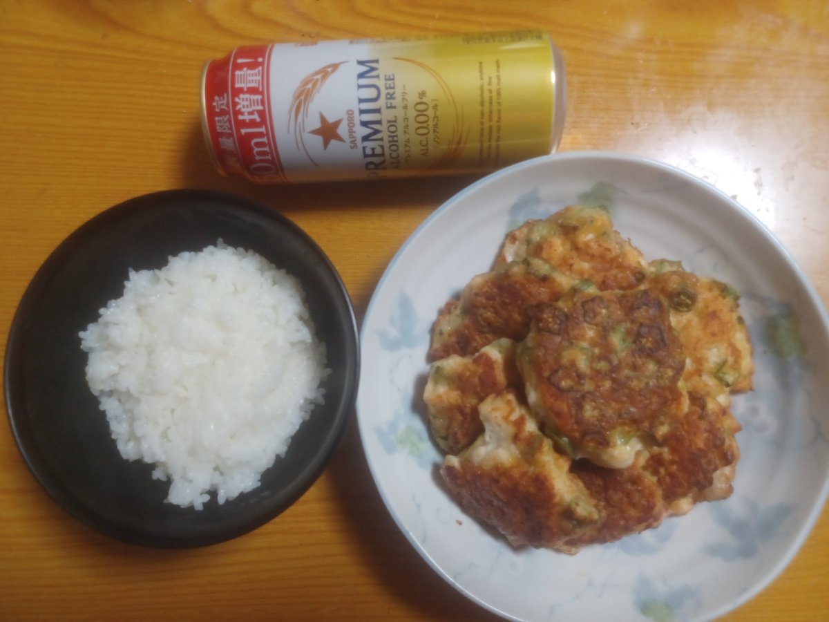 stans075's tweet photo. 7月4日の夕飯

･鶏オクラ焼き

この日はかっちゃんねるさんのレシピで鶏オクラ焼きを作ってみました｡
微塵切りにした鶏胸肉に白だし､大蒜､片栗粉､卵､オクラを混ぜて焼くだけ｡
鶏胸肉の柔らかさにオクラのトロッとした食感が良いし食べやすい｡
#料理 https://t.co/MzYH8l1ZgF
