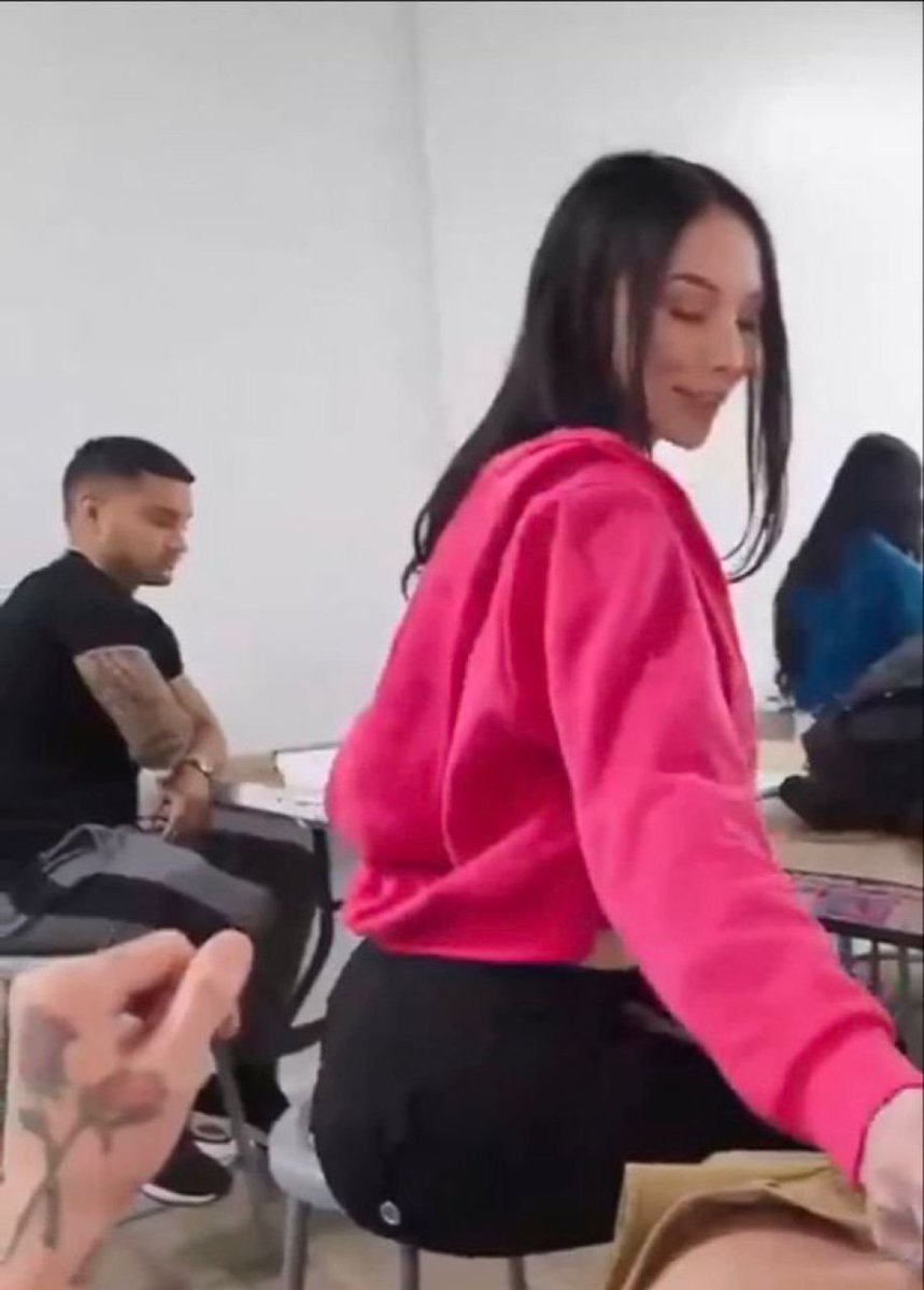 DestinyOnX_'s tweet photo. When the classroom skit is about to get completely out of hand

A Thread🎬 https://t.co/e8RnY8bGQR