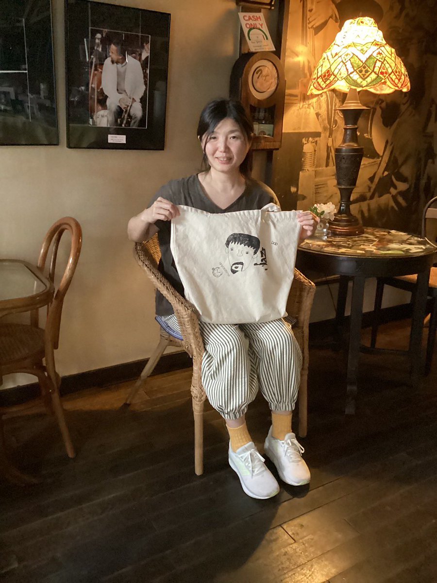 bop_cafe's tweet photo. 宝来町のMaayan Koffeeのマヤさん。

55周年のバッグをつくったときは場所を提供していただきました。どうもありがとうございます。

#MaayanKoffee https://t.co/Xt2NLWKTQf