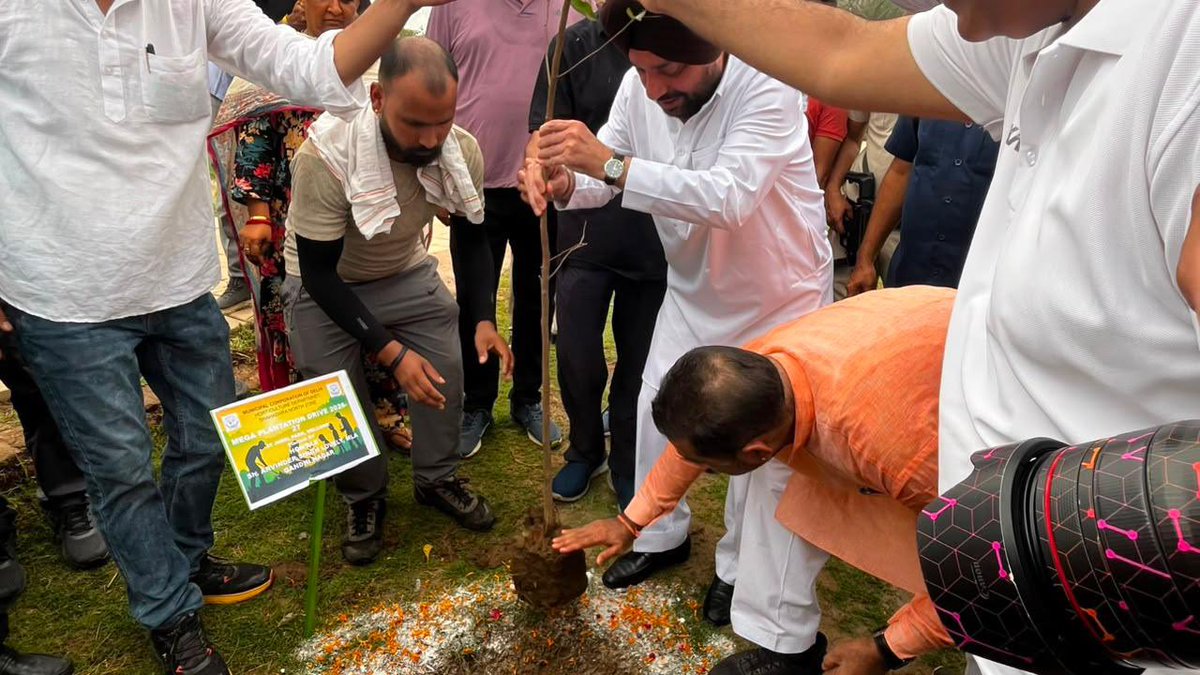 ArvinderLovely's tweet photo. माननीय प्रधानमंत्री श्री @narendramodi जी के ‘एक पेड़ माँ के नाम’ अभियान एवं माननीय केंद्रीय गृह एवं सहकारिता मंत्री श्री @AmitShah जी के मार्गदर्शन में आयोजित ‘मिशन 70 लाख पौधारोपण अभियान’ के अंतर्गत रोहतास नगर विधानसभा के वेलकम झील पार्क में आयोजित मेगा प्लांटेशन ड्राइव में सम्मिलित होने का अवसर प्राप्त हुआ।

रोहतास नगर के लोकप्रिय विधायक श्री जितेंद्र महाजन जी द्वारा आयोजित इस अभियान में पद्मश्री उमा शंकर पांडे जी, राष्ट्रीय संगठन मंत्री, दीनदयाल शोध संस्थान के माननीय श्री अभय महाजन जी, श्री अमित शर्मा (IRS) जी, तथा ADM उत्तर-पूर्वी जिला श्री मोहित मिश्रा जी की गरिमामयी उपस्थिति रही। सभी के साथ पौधारोपण कर पर्यावरण संरक्षण एवं जनभागीदारी का संदेश दिया।

हम सभी ‘एक पेड़ माँ के नाम’ संकल्प के साथ अधिक से अधिक पौधे लगाकर हरित, स्वच्छ एवं विकसित दिल्ली के निर्माण में अपना योगदान दें।

#EkPedMaaKeNaam #Mission70Lakh

@Jitendermahajn