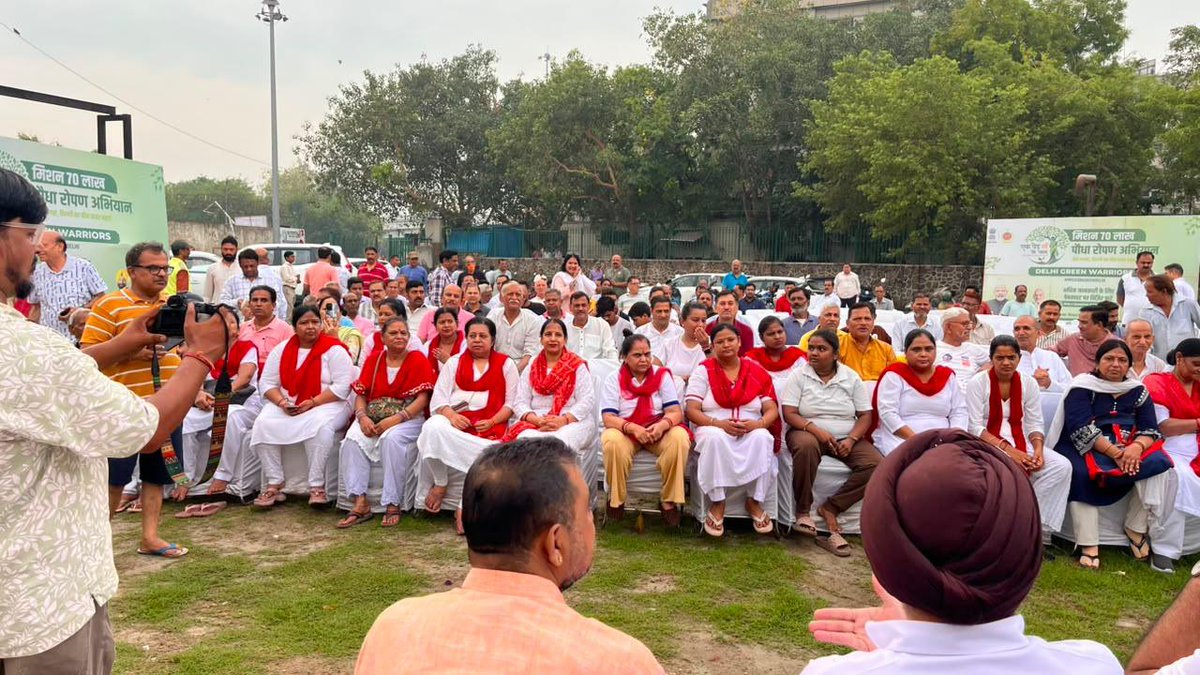 ArvinderLovely's tweet photo. माननीय प्रधानमंत्री श्री @narendramodi जी के ‘एक पेड़ माँ के नाम’ अभियान एवं माननीय केंद्रीय गृह एवं सहकारिता मंत्री श्री @AmitShah जी के मार्गदर्शन में आयोजित ‘मिशन 70 लाख पौधारोपण अभियान’ के अंतर्गत रोहतास नगर विधानसभा के वेलकम झील पार्क में आयोजित मेगा प्लांटेशन ड्राइव में सम्मिलित होने का अवसर प्राप्त हुआ।

रोहतास नगर के लोकप्रिय विधायक श्री जितेंद्र महाजन जी द्वारा आयोजित इस अभियान में पद्मश्री उमा शंकर पांडे जी, राष्ट्रीय संगठन मंत्री, दीनदयाल शोध संस्थान के माननीय श्री अभय महाजन जी, श्री अमित शर्मा (IRS) जी, तथा ADM उत्तर-पूर्वी जिला श्री मोहित मिश्रा जी की गरिमामयी उपस्थिति रही। सभी के साथ पौधारोपण कर पर्यावरण संरक्षण एवं जनभागीदारी का संदेश दिया।

हम सभी ‘एक पेड़ माँ के नाम’ संकल्प के साथ अधिक से अधिक पौधे लगाकर हरित, स्वच्छ एवं विकसित दिल्ली के निर्माण में अपना योगदान दें।

#EkPedMaaKeNaam #Mission70Lakh

@Jitendermahajn