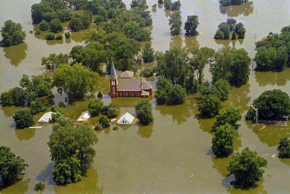 weather_history's tweet photo. July 22, 1993:

At 9:48 AM, the levee holding back the flooding Mississippi River at Kaskaskia, IL, ruptured. Residents were forced to flee on barges. By 2 PM, the entire town was underwater. This event was part of the larger Great Flood of 1993 in the Central US.

#wxhistory https://t.co/sf5aOOlOHM