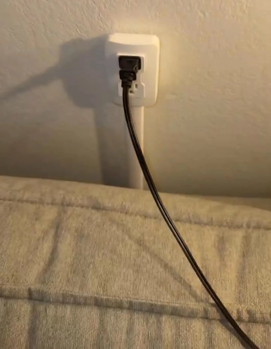 tebarmaduu's tweet photo. kudu punya ini butuh banget soalnya… walaupun ga ada warna pinknya 😭 

colokan yg bisa diadjust jadi ga takut kabel or charger keteken lagi 
🔗 https://t.co/uoWanBfDkP https://t.co/lloUXMgEhW